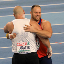 Haratyk i Stanek w uścisku po zakończeniu rywalizacji.
