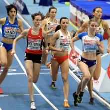 Półfinałowy bieg na 800 metrów kobiet. W stawce Anna Wielgosz.