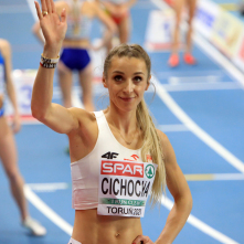 Półfinałowy bieg na 800 metrów kobiet. Angelika Cichocka wbiega na metę z uniesioną ręką. 