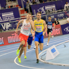 Półfinałowy bieg na 800 metrów mężczyzn. W stawce Mateusz Borkowski.