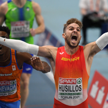 Hiszpan Husillos wbiega pierwszy na metę w czasie finałowego biegu na 400 metrów.