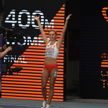 Justyna Święty-Ersetic z rękoma w górze cieszy się ze srebrnego medalu w biegu na 400 metrów.