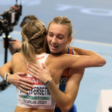 Justyna Święty-Ersetic gratuluje złotego medalu w biegu na 400 metrów Holenderce Femke Bol.