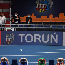 Zawodnicy czekają na sygnał startowy w finale biegu na 60 metrów.