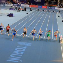 Zawodnicy wbiegają na metę finałowego biegu na 60 metrów.