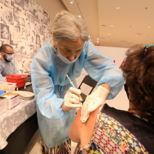 Pacjentka przyjmuje szczepionkę.