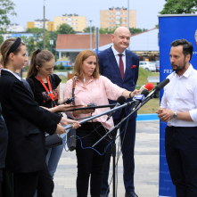 Marek Osowski, zastępca dyrektora Miejskiego Ośrodka Sportu i Rekreacji udziela wypowiedzi dla mediów, obok stoi prezydent Michał Zaleski