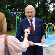 Prezydent Michał Zaleski wypowiada się dla radia