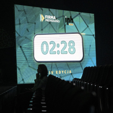 Na zdjęciu: ekran z zegarem odliczającym czass do rozpoczęcia konferencji
