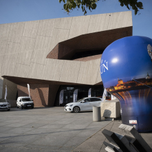 Na zdjęciu: CKK Jordanki, przed budynkiem niebieski balon z panoramą Torunia