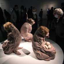 Rzeźby Patricii Piccinini i oglądający