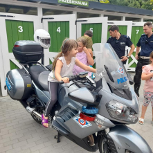 dzieci na policyjnym motocyklu