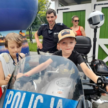 dzieci na policyjnym motocyklu