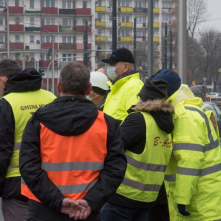 Na zdjęciu prezydent Michał Zaleski oraz przedstawiciele urzędu oraz wykonawcy sprawdzają prace przy placu Niepodległości