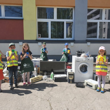 Dzieci z przedszkola i zebrane elektrośmieci