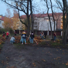Na zdjęciu: młodzież sprzątająca liście