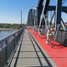Poszerzony ciąg pieszo-rowerowy na moście Piłsudskiego