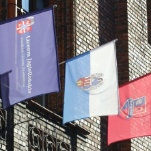 flagi na ścianie szkoły