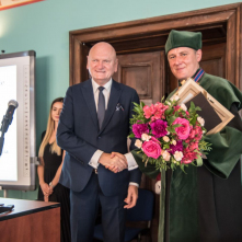 Symboliczny uścisk dłoni prezydenta Torunia z ministrem Tomaśem Petříčkem