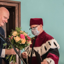 Prezydent Torunia wręcza bukiet kwiatów rektorowi prof. Grzegorzowi Górskiemu