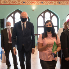 Prezydent Torunia i inni goście uroczystości w maskach