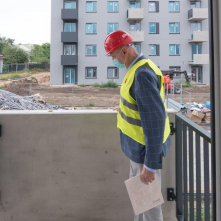 prezydent Michał Zaleski na balkonie jednego z budynków