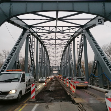 Sfrezowana nawierzchnia jezdni na moście Piłsudskiego i jadące samochody