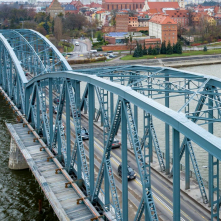 Zbliżenie na toruński most i starówkę z drona 