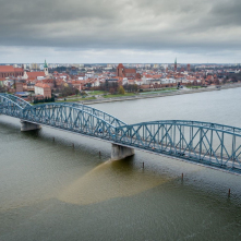 Szeroki widok na Toruń z remontowanym mostem drogowym na pierwszym planie