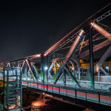 Na zdjęciu: iluminowany most drogowy im. J. Piłsudskiego nocą