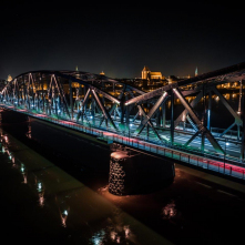 Na zdjęciu: iluminowany most drogowy im. J. Piłsudskiego nocą