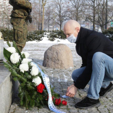 Na zdjęciu: radny Jacek Krzyżaniak składa kwiaty