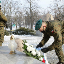 Na zdjęciu: żołnierz składa kwiaty