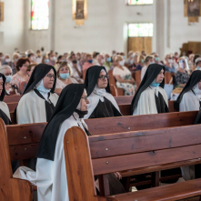 Siostry zakonne w ławkach podczas nabożeństwa