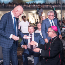 Na zdjęciu prezydent Michał Zaleski wyciska płyn dezynfekcyjny na ręce księdza biskupa Wiesław Śmigla