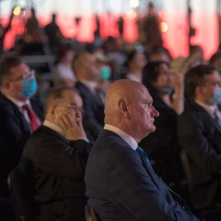 Na zdjęciu prezydent Michał Zaleski przysłuchuje się przemawiającym