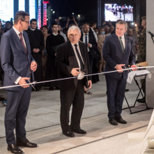 Na zdjęciu premier Mateusz Morawiecki, minnister kultury i dziedzictwa narodowego Piotr Gliński oraz prezes PIS Jarosław Kaczyński przecinają wstęgę do mauzoleum