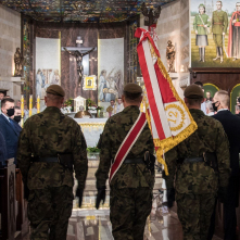 Na zdjęciu żołnierze niosą sztandar w stronę ołtarza