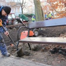 Robotnik montuje ławkę