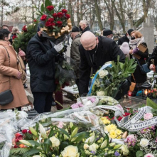 Na zdjęciu prezydent Michał Zaleski składa wieniec z kwiatów na grobie