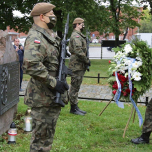 Żołnierze składają wieniec kwiatów pod obeliskiem