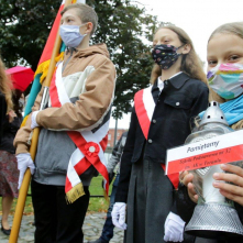 Uczniowie Szkoły Podstawowej nr 32 im. AK stoją ze sztandarem