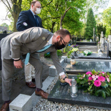 prezydent Gulewski i radny Klabun składają kwiaty na grobie