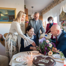 Na zdjęciu prezydent Michał Zaleski wręcza bukiet kwiatów stulatce, Jadwidze Marii Strawińskiej