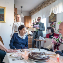 Na zdjęciu prezydent Michał Zaleski z wizytą u stuletniej Jadwigi Marii Strawińskiej , jubilatka siedzi za stołem