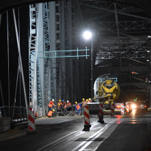 Na zdjęciu: pracownicy w trakcie nocnych prac na moście