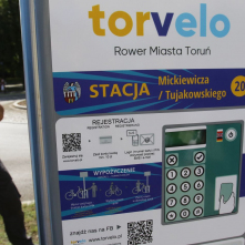 Mężczyzna przy stacji wypozyczeń roweru Torvelo