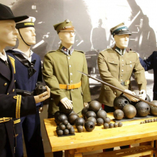 Manekiny żołnierzy na wystawie
