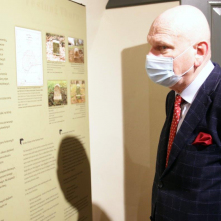 prezydent Michał Zaleski ogląda wystawę