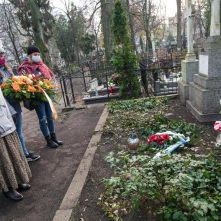 Kwiaty na grobie Wandy Szuman składają uczniowie VII LO wraz z dwiema nauczycilkami